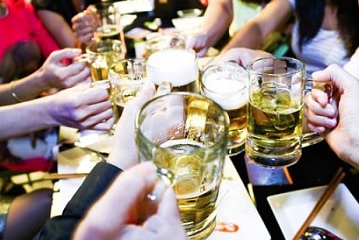 ép người khác uống bia, rượu dịp Tết sẽ bị xử phạt như thế nào?